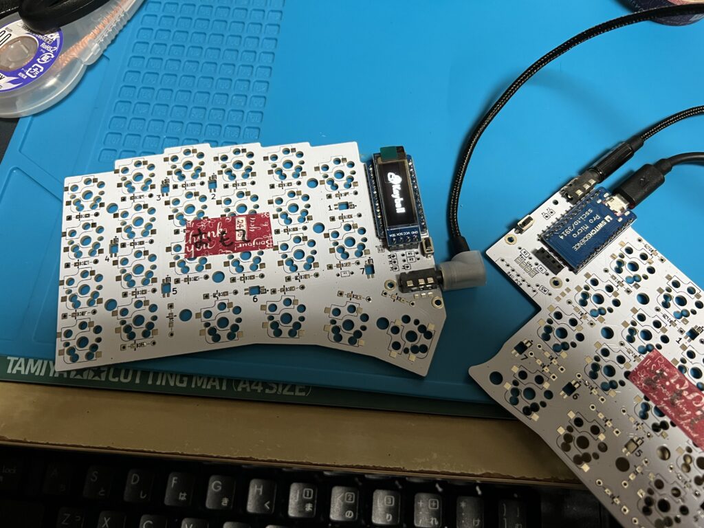 USBを接続し、両基盤をTRRSケーブルで接続