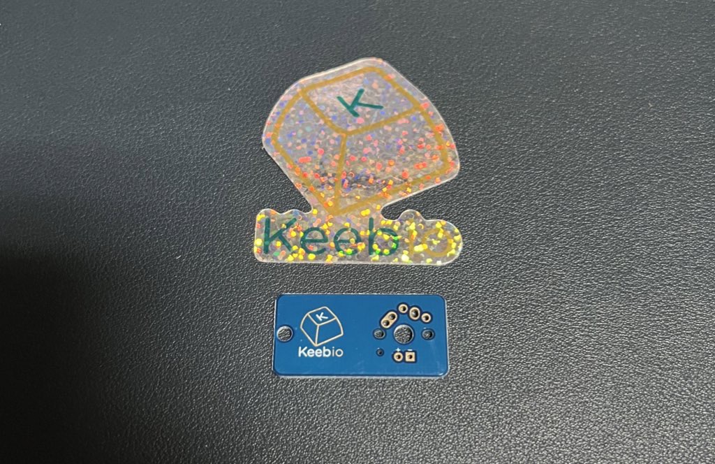 Keebio製のキーチェーン PCB & ステッカー